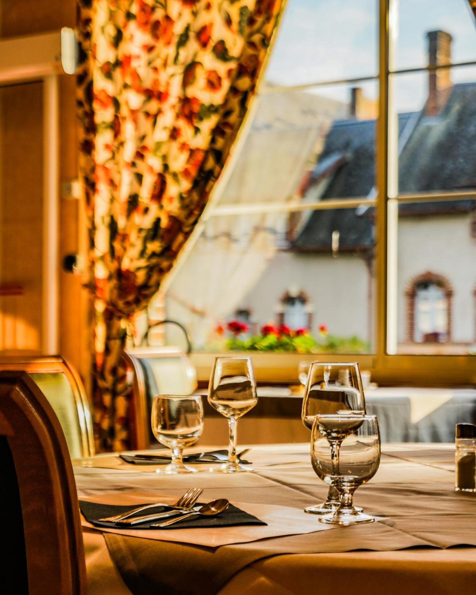 Hotel-Restaurant Domaine De La Grande Garenne Neuvy-sur-Barangeon Exteriér fotografie