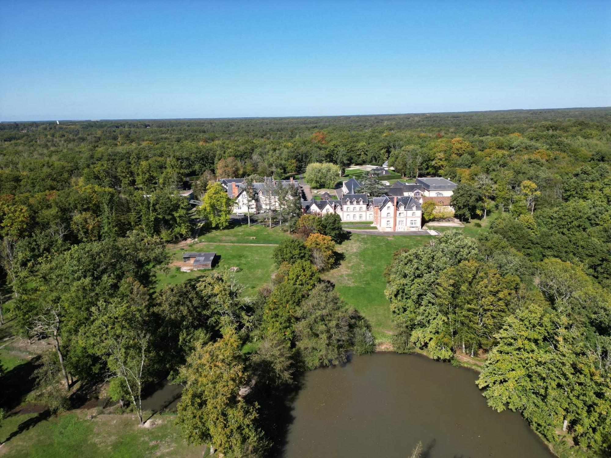 Hotel-Restaurant Domaine De La Grande Garenne Neuvy-sur-Barangeon Exteriér fotografie